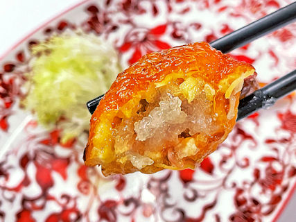 燕窩鑲鳳翼炸成金黃色，入口皮脆肉香，燕窩帶爽。