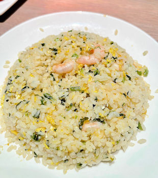 雪菜蝦仁炒飯米粒粒粒分明有米香。