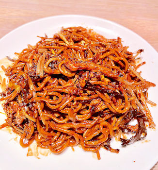 炒拉麵外觀和口感都像上海粗炒麵，都是濃油重醬。 