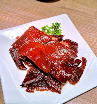 醬鴨件像煙燻過後呈肉實的口感。