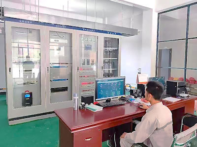 為沼氣發電的配電室。