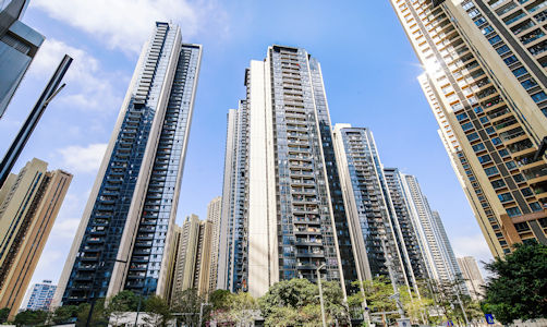 深圳華潤城位於南山科技園，聚集大量高科企業與人才，掛牌價為16.5萬元人民幣，最後成交價僅14.5萬，炒家損失慘重。