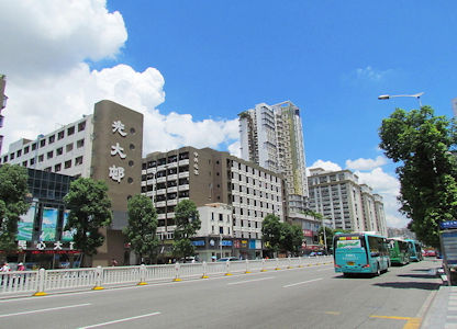 深圳10月份一手住宅僅成交3328套，與上年同期的4712套相比，成交量跌幅達29%。