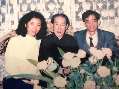 受粵劇伶王新馬師曾賞識，破例收曾慧為入室弟子。