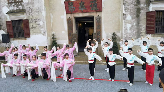 一眾學生為「澳門回歸20週年學界青年大匯演」排練。