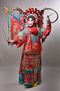 粵劇表演藝術家曾慧除了尋求突破外，亦會開班授徒，培養接班人，讓粵劇文化薪火相傳。