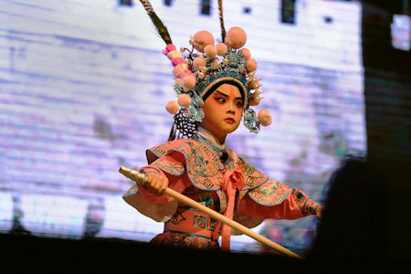 在澳門演藝學院戲劇學校學習粵劇的小朋友，唱做唸打皆佳。