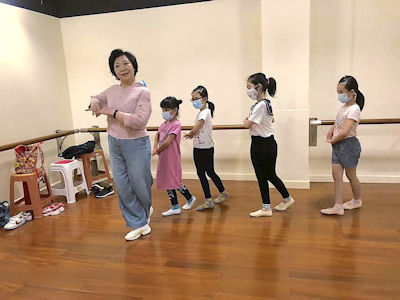 親自教導小學員做手姿勢。