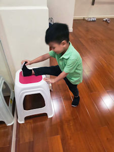 小朋友十分認真地做壓腿動作。