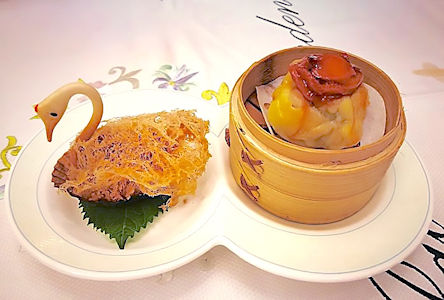 美心在廣州最高檔商業大厦太古匯開的中菜館翠園走中高端路線，以鮑魚做點心吸引食客。