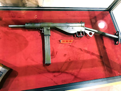 紀念館內展示抗戰時用的槍械仿製品。