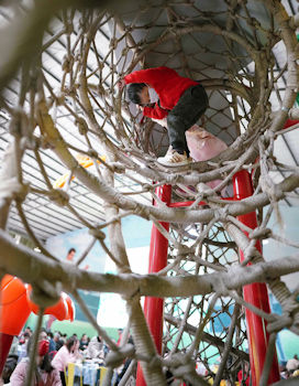 大人在品嚐食物時，小孩可以到兒童樂園玩耍。