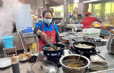 乳鴿村設有多個美食區。