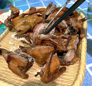 燒乳鴿皮脆肉香多汁，肉質細膩。