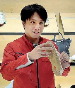 國原直生負責再生紙鶴運動鞋開發。