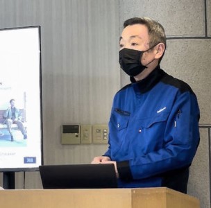 取締役續健二介紹公司最有特色的是採用「硫化製法」製鞋。
