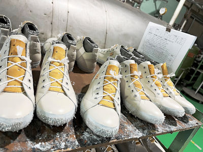 尚未黏合鞋底的半製成品。