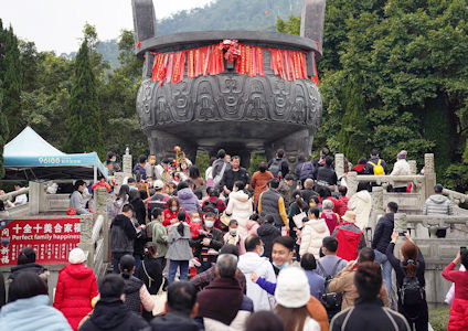 宗教朝拜是遊客到鼎湖山的原因之一。