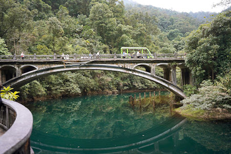 蒼翠的樹木和碧綠的湖水令人心曠神怡。