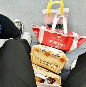 喜歡嘗新的港青和在港內地年輕人是反向代購的客戶群。