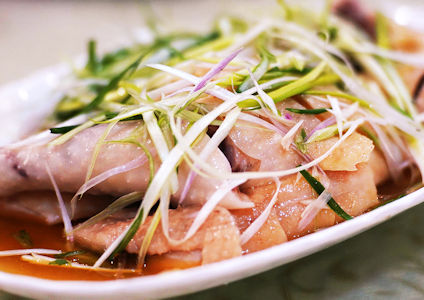 祿源豆皮雞肉質鮮嫩，由於提前腌製，雞皮鹹味較重，無需其他蘸料。