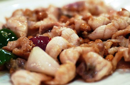 果仁炒生魚片的魚片有點腥味，入口偏脆硬。