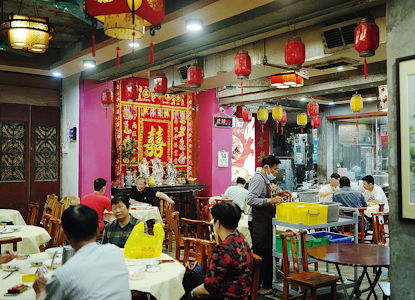 老店的木門和宮燈充滿懷舊情懷。