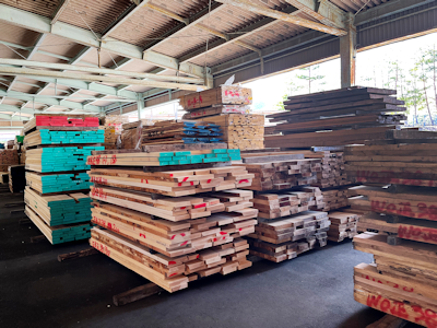 用來製作木椅的木材。