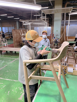 Maruni的木工為廣島椅的扶手進行修飾。