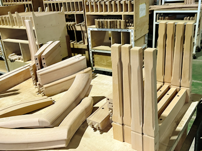 製作木椅的部件。