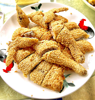 芝麻雞吃起來香氣四溢，雞肉非常嫩滑。 