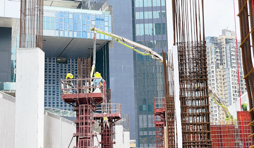 香港建築業工人的薪金與廣州、深圳的相差二至四倍。