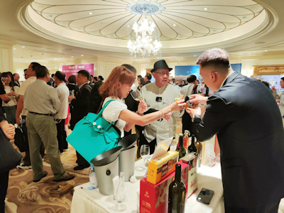 出席晚宴人士在品嚐不同品種的葡萄酒。