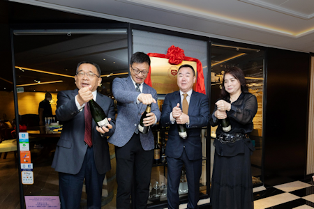 開幕時開葡萄酒慶祝。