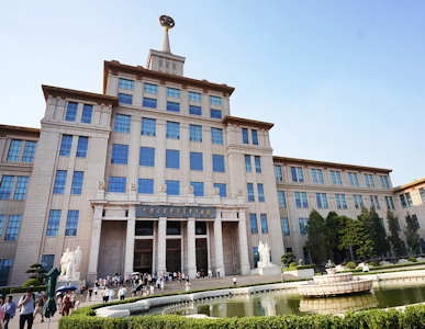 已有73年歷史的中國人民革命軍事博物館是北京十大建築之一。