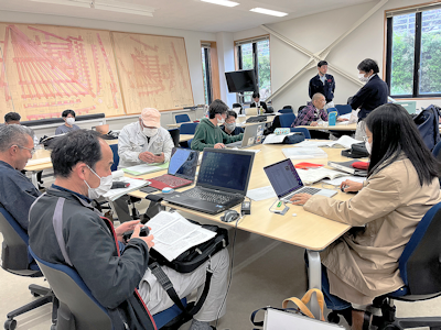 學校內的學生努力地學習。