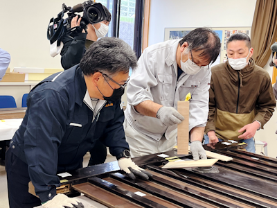 師傅在修補有100多年歷史的木門。