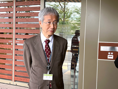 田村俊作館長介紹圖書館的理念。