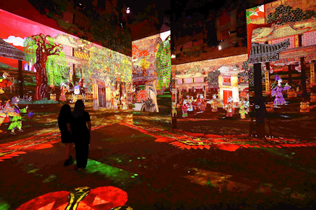 除了人物之外，傳統元素如亭臺樓閣、花鳥魚蟲等都在展覽中出現。