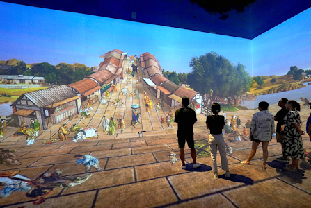 製作團隊首度將《清明上河圖》的VR（虛擬實境）作品植入巨型光影空間中。