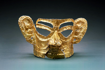 商代晚期的戴金面罩人頭像。