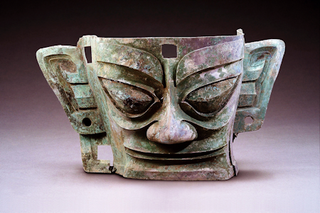 三星堆青銅大面具是目前全世界範圍內出土的形制最為完整、體量最大、保存最好的大型青銅面具。