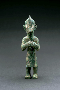 商代晚期的戴金面罩人頭像。