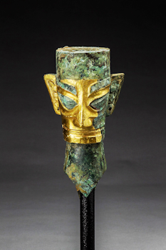 商代晚期的戴金面罩人頭像及面罩。